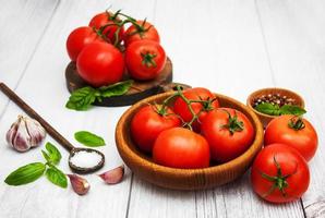frische Tomaten auf einem Tisch foto