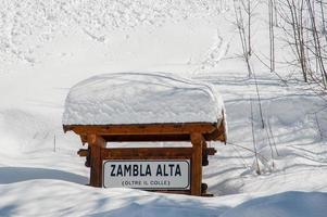 Straße nach starkem Schneefall foto