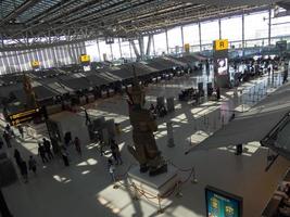 suvarnabhumi bangkok thailand31. oktober 2018 am flughafen gehen passagiere zu verschiedenen bereichen des flughafens. Suvarnabhumi Airport ist Thailands Hauptflughafen.0n Bangkok Thailand. foto