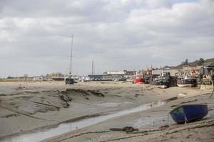 Fischerboote stecken bei Ebbe am Strand fest. foto