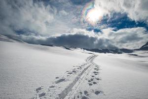 skifahrer bergsteiger in den alpen verfolgen