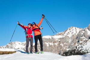 Zwei Bergsteiger erobern die Spitze eines Berges foto