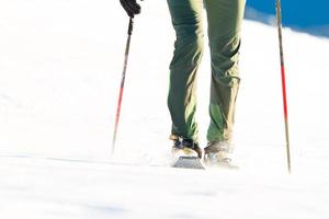 Wanderer in den Winterbergen Schneeschuhwandern foto