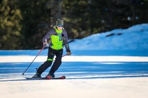 Skifahrer beim Üben skitechnischer Übungen foto