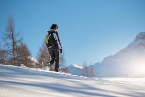 wintersportspaziergang im schnee auf den alpen foto