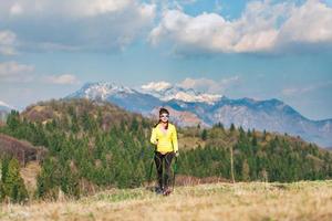 Ein einsames Mädchen während einer Wanderung in den Bergen im Frühling foto