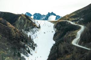 Skipiste mit Kunstschnee foto