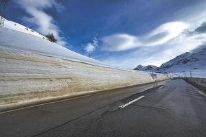 Alpenpassstrecke mit viel Schnee an den Rändern foto