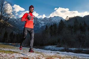 Langstreckenläufer in den Bergen während eines Wintertrainings foto