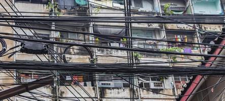 absolutes kabelchaos auf thailändischem strommast in bangkok thailand. foto