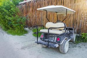 golfwagen buggy autos karren schlammige straße dorf holbox mexiko. foto