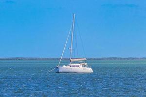 luxusreise mit yacht auf der insel holbox türkisfarbenes wasser mexiko. foto