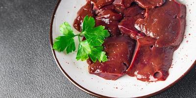 rohe leber schweinefleisch, rinderinnereien fleisch gesunde mahlzeit essen snack foto