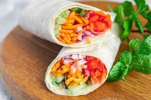 vegetarischer shawarma döner burrito füllung gemüse foto