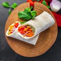 vegetarischer shawarma döner burrito füllung gemüse foto