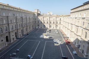 der innenhof des vatikanischen museums mit einem leeren parkplatz. foto