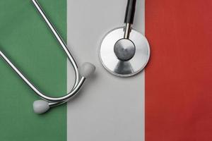 Italien-Flagge und Stethoskop. das Konzept der Medizin. foto