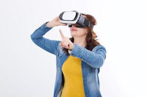 Schöne Frau in vr-Brille, Brille, die die Luft mit dem Finger berührt, isoliert auf weißem Hintergrund. Virtual-Reality-Konzept. Platz kopieren foto