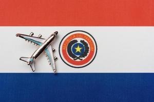 Flugzeug über der Flagge des paraguayischen Reisekonzepts im Land. foto
