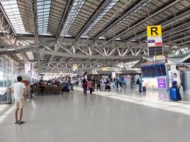 suvarnabhumi bangkok thailand31. oktober 2018 am flughafen gehen passagiere zu verschiedenen bereichen des flughafens. Suvarnabhumi Airport ist Thailands Hauptflughafen.0n Bangkok Thailand. foto