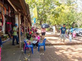 Buriramthailand 19. November 2018 Touristen besuchen den historischen Park Prasat Phanom Rung am 19. November 2018 in Thailand. foto