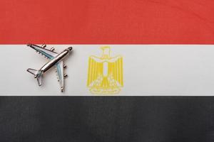 das flugzeug über der flagge von ägypten, das konzept des reisens. foto