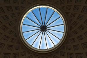 das runde Fenster in der Decke des Vatikans. foto