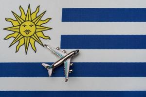 das flugzeug über der flagge von uruguay, das konzept des reisens. foto