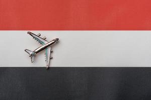 das flugzeug über der jemenitischen flagge, das konzept des reisens. foto