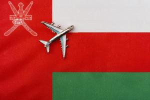 flugzeug über der flagge des oman-reisekonzepts. foto