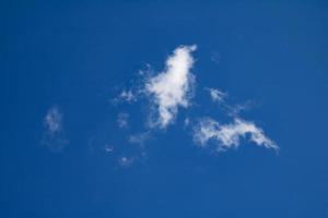 weiße Wolkentextur. Luftmaterial Kulisse. Himmel-Effekt-Muster. foto