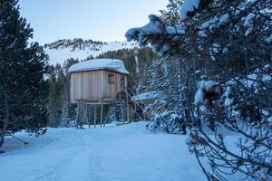 rustikale hütte in den bergen der pyrenäen im inerno von 2022 foto