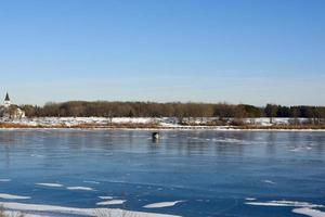 Winter in Manitoba - Eisfischen auf einem zugefrorenen Fluss foto