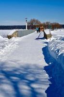 Winter in Manitoba - zu Fuß über eine schneebedeckte Brücke foto