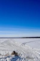 winter in manitoba - ein pfad auf einem zugefrorenen see foto