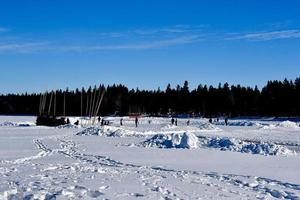 Winter in Manitoba - Schlittschuhlaufende Menschen auf einem zugefrorenen See foto