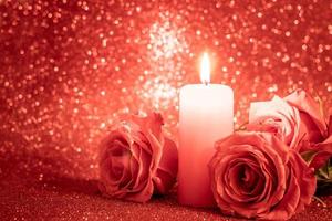 valentinstag romantische karte. Strauß Rosen und eine Kerze auf rosa Hintergrund. foto