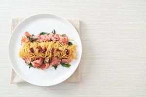 gebratene Spaghetti mit getrocknetem Chili und Speck foto