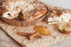 In Scheiben geschnittener hausgemachter Apfelkuchen auf Vintage-Holzhintergrundtextur. kopieren, leerer platz für text foto