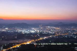 aussichtspunkt sonnenuntergang auf dem berg mit stadt loei und fluss loei schönes licht wahrzeichen loei, thailand. phu bo bid nationalpark foto