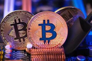 bitcoin kryptowährung auf platine .virtual money.blockchain technology.mining konzept foto