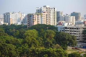 Erhöhte Ansicht von Wohn- und Finanzgebäuden der Stadt Dhaka am sonnigen Tag foto