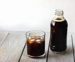 Iced Cold Brew Coffee in der Flasche und im Glas. cbd-konzept. foto