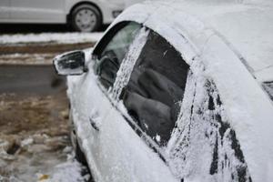 Autos im Winter im Schnee nach einem Schneefall foto