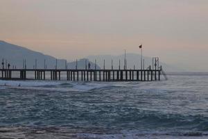 Mann am Pier. Landschaft mit Meerblick. Alanya. Truthahn. foto