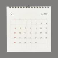 Juni 2022 Kalenderseite auf weißem Hintergrund. kalenderhintergrund für erinnerung, geschäftsplanung, terminbesprechung und veranstaltung. foto