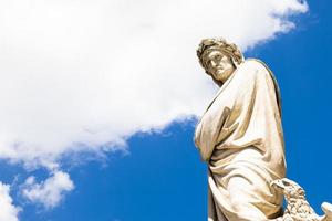 Dante Alighieri-Statue in Florenz, Toskana, Italien, mit erstaunlich blauem Himmelshintergrund. foto