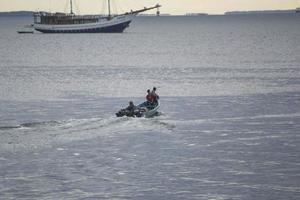 Sorong, West Papua, Indonesien, 30. September 2021. Die Dorfbewohner überqueren die Gewässer von Sorong mit Booten foto