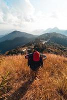 Wandern in den Bergen am Abend foto