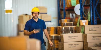 vorarbeiter oder ingenieur arbeiten an logistischen industrietransportversandbehältern foto